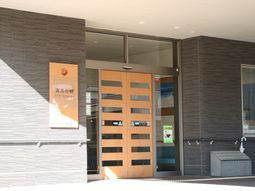 明るい入口のエントランス