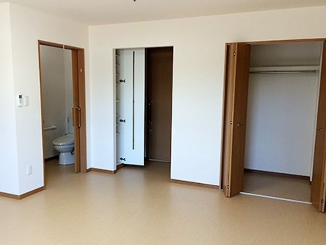 居室の扉と間取り 収納 広々とした居室は明るく、日々の生活に必要な私物を収納するためのクローゼットが完備されています。各部屋への出入りも容易で安心です。