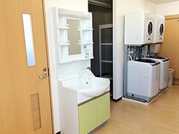 清潔な洗面台とランドリー設備