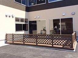 木製のフェンス付きエントランス