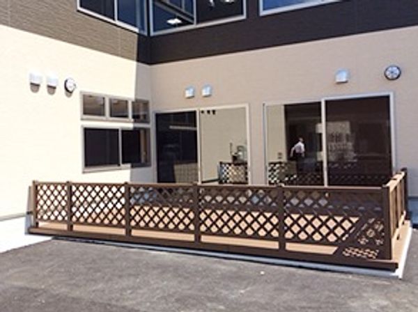 木製のフェンス付きエントランス