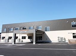 明るい日差しの施設外観