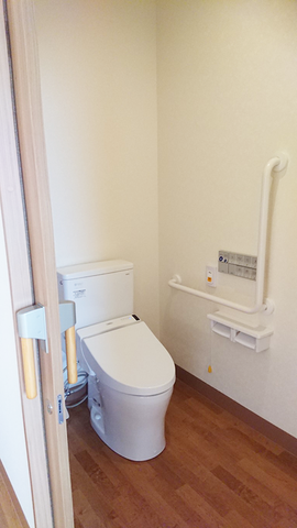 バリアフリートイレ 居室・トイレ 手すり付きの清潔なトイレです。利用者の安全と快適さを考慮した設計になっております。