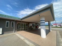 青空の下のエントランス