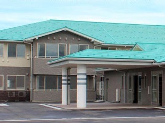 茶色い屋根の建物エントランス