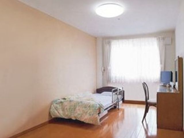 明るい個室の居室 居室 清潔感溢れる居室で、日当たりが良く穏やかな時を過ごせる空間です。シンプルな造りで自分らしい空間を演出できます。