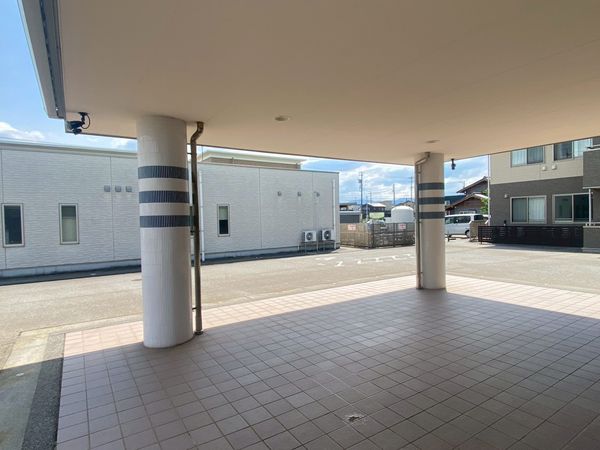 開放的なエントランス
