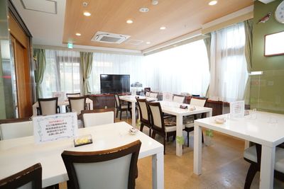 広々とした明るい食堂