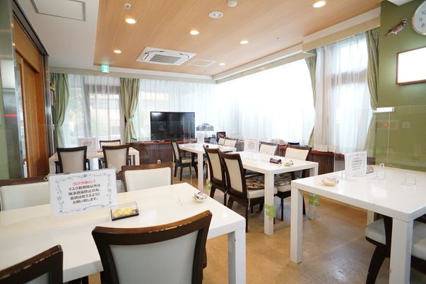 広々とした明るい食堂