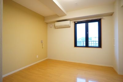 明るい居室の空間