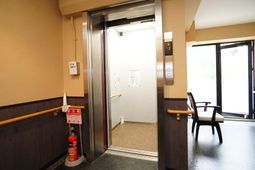 エレベーター付きの廊下