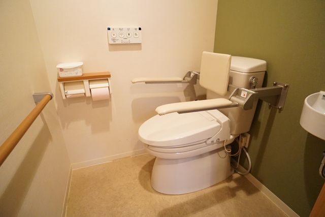 バリアフリートイレ設備 トイレ 手すり付きで安全性を考慮した清潔なトイレ空間です。快適な日々をサポートする様々な配慮がされています。