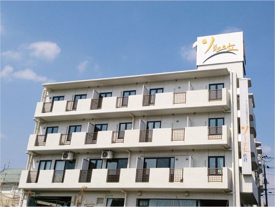 明るい外観の建物