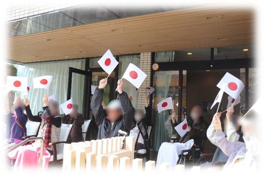 たたずむ人々の様子
