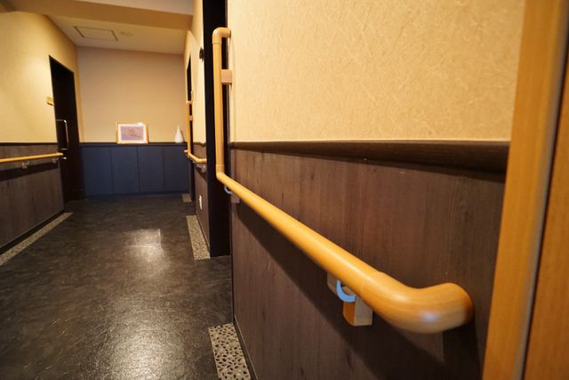 廊下に手すり設置 廊下 安全に配慮した廊下は、手すりが整備され落ち着いた雰囲気です。スムーズな移動を支援しています。