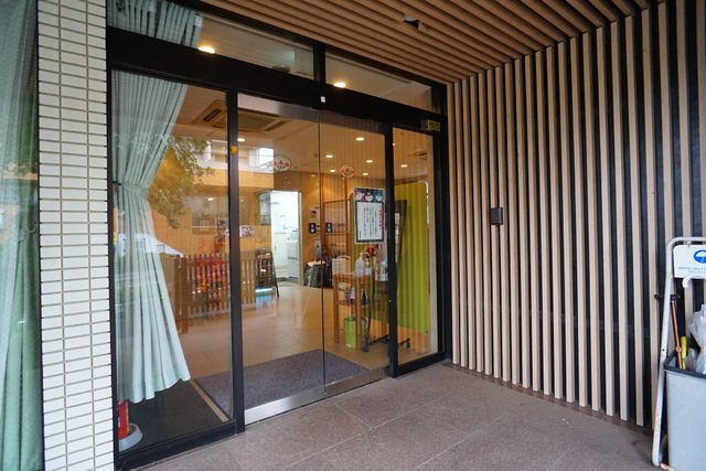 明るい入口ガラスドア 玄関 開放感あふれるエントランスで、来訪者を温かく迎え入れています。視覚的にも安心感があり、気軽に足を運べる雰囲気です。