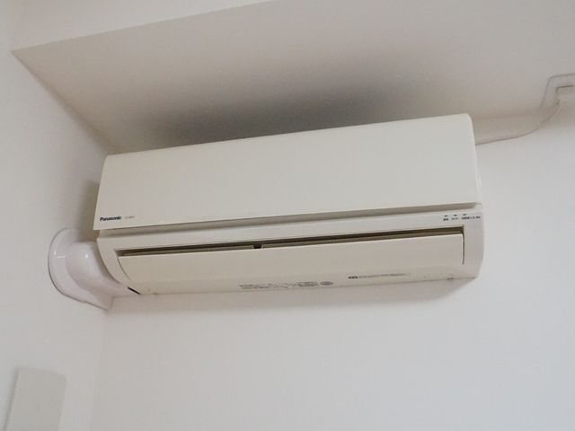 壁掛けエアコンの静かな部屋 共有スペース 快適な室温を調節できるエアコンが完備された部屋です。四季を通じて快適な環境でお仕事ができる空間が整っています。