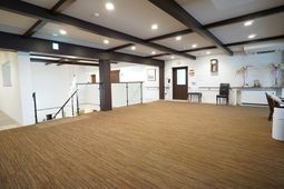 広々とした明るいロビー