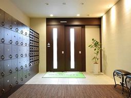 明るいエントランス風景