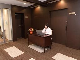 エントランスに座るスタッフ