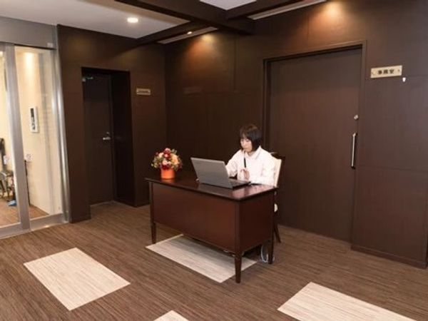 エントランスに座るスタッフ