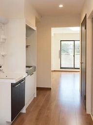 明るい廊下とキッチン