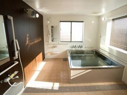 明るい浴室の設備