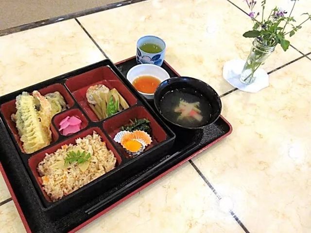 お食事の一例 食事例 栄養バランスを考えた美味しそうなお食事が準備されています。利用者の方々が嬉しいひと時を過ごせる空間です。