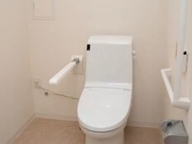 バリアフリートイレ トイレ 手すり付きの清潔感溢れるトイレです。利用者の安全と快適性を考慮した設計になっております。