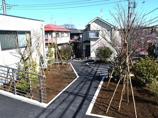 施設のきれいな中庭