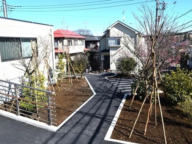 施設のきれいな中庭 庭 手入れが行き届いた中庭には、四季の変化を感じながら散策を楽しむことができ、癒しの空間を提供しています。