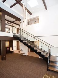 吹き抜けが美しいロビー