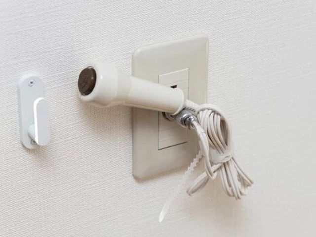白壁に取り付けたナースコール 緊急通報装置 手の届きやすい位置に設置されたナースコールは、利用者の安心につながります。緊急時にはすぐにスタッフを呼ぶことができます。