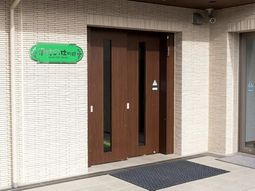 白壁の建物と茶色の入口