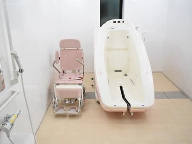 快適設計のバリアフリー浴室 浴室 広々とした清潔感のある浴室です。利用者様の安全と快適さに配慮した椅子などが備えられています。