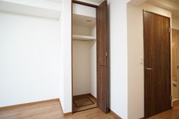 明るい居室のクローゼット