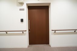清潔感ある廊下とドア