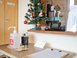 受付カウンターとクリスマスツリー