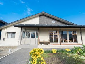 和風の明るい施設外観