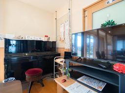 リビングのピアノとテレビ