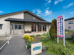 入口と看板のある建物