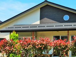 明るい外観の建物