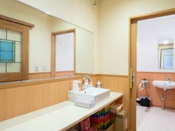 清潔な洗面台のある浴室