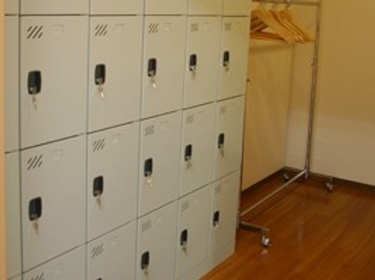 ロッカーと収納棚のある部屋