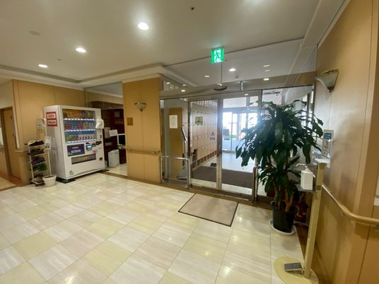 出入口と自動販売機
