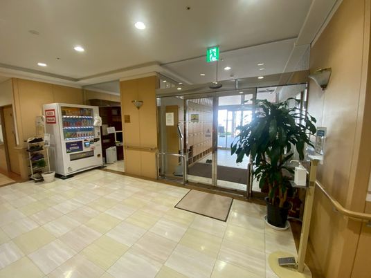 出入口と自動販売機