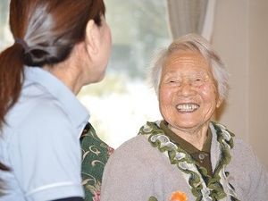 笑顔の高齢者とスタッフ