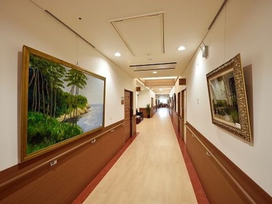 アートが飾られた廊下