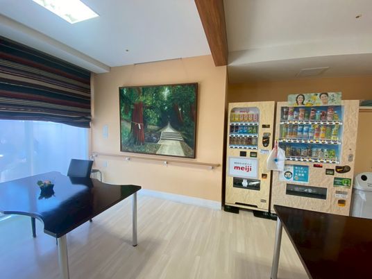 自販機とテーブルの部屋