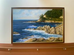海の絵が飾られた廊下